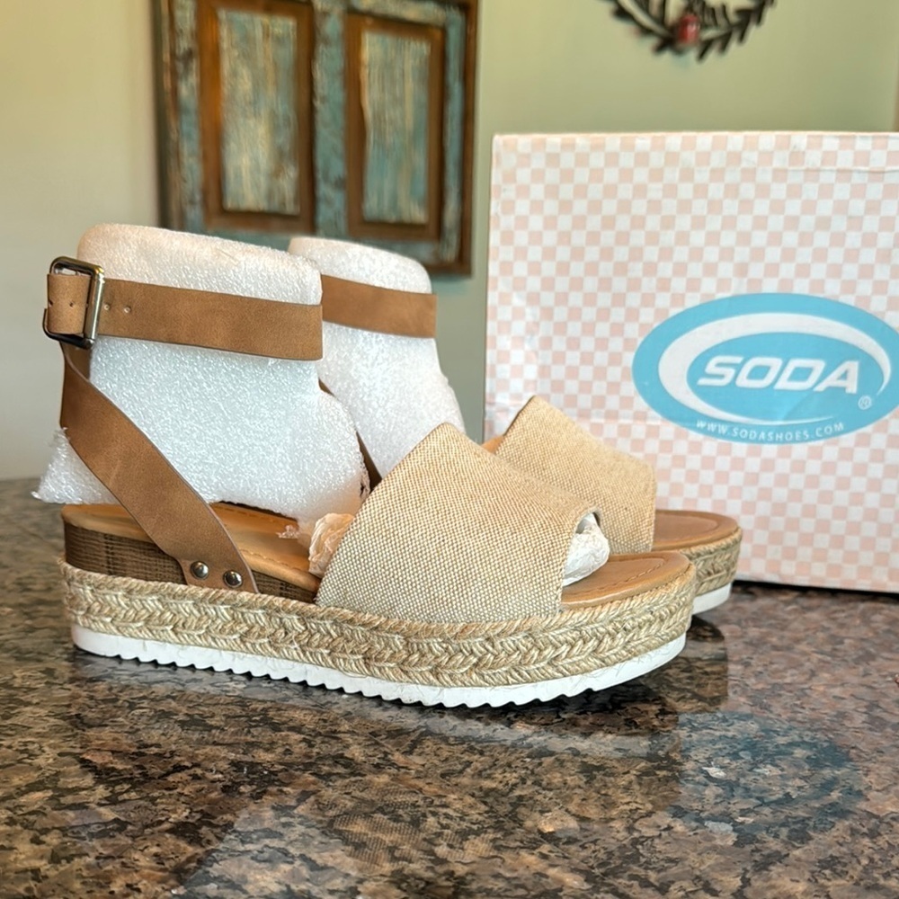 Soda Tan and Cream Espadrille Shoes with Platform Sole EUC 9